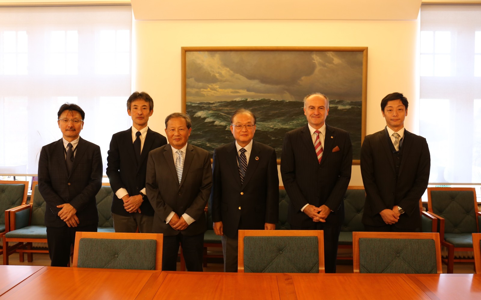 (Third left: Vice-President Ma, center: Chairperson Shukuri)