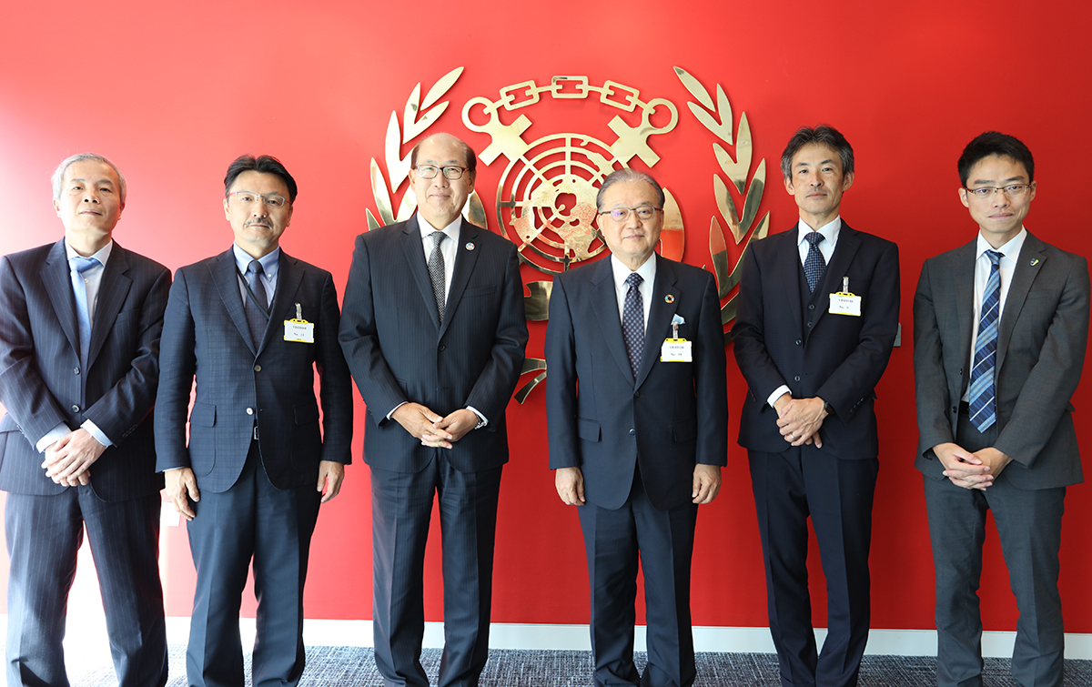(Third left: Mr. Lim, Third right: Mr. Shukuri)