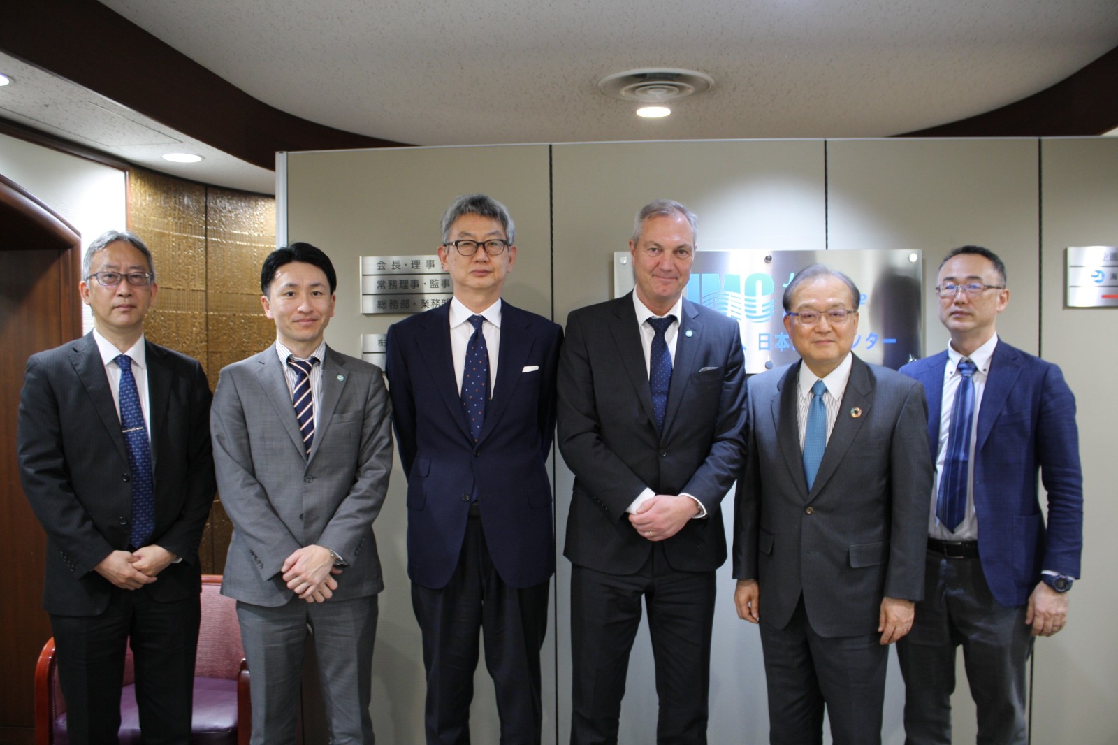 From the left<br />
Mr Shimono, Excutive Director of JMC, Mr Okugawa, Policy Officer of IOPC Funds, Mr Hiragochi, President of JMC, Mr Sivertsen, Director of IOPC Funds, Mr Shukuri, Chairman of JMC, Mr Nakamura, Senior Researcher of JMC