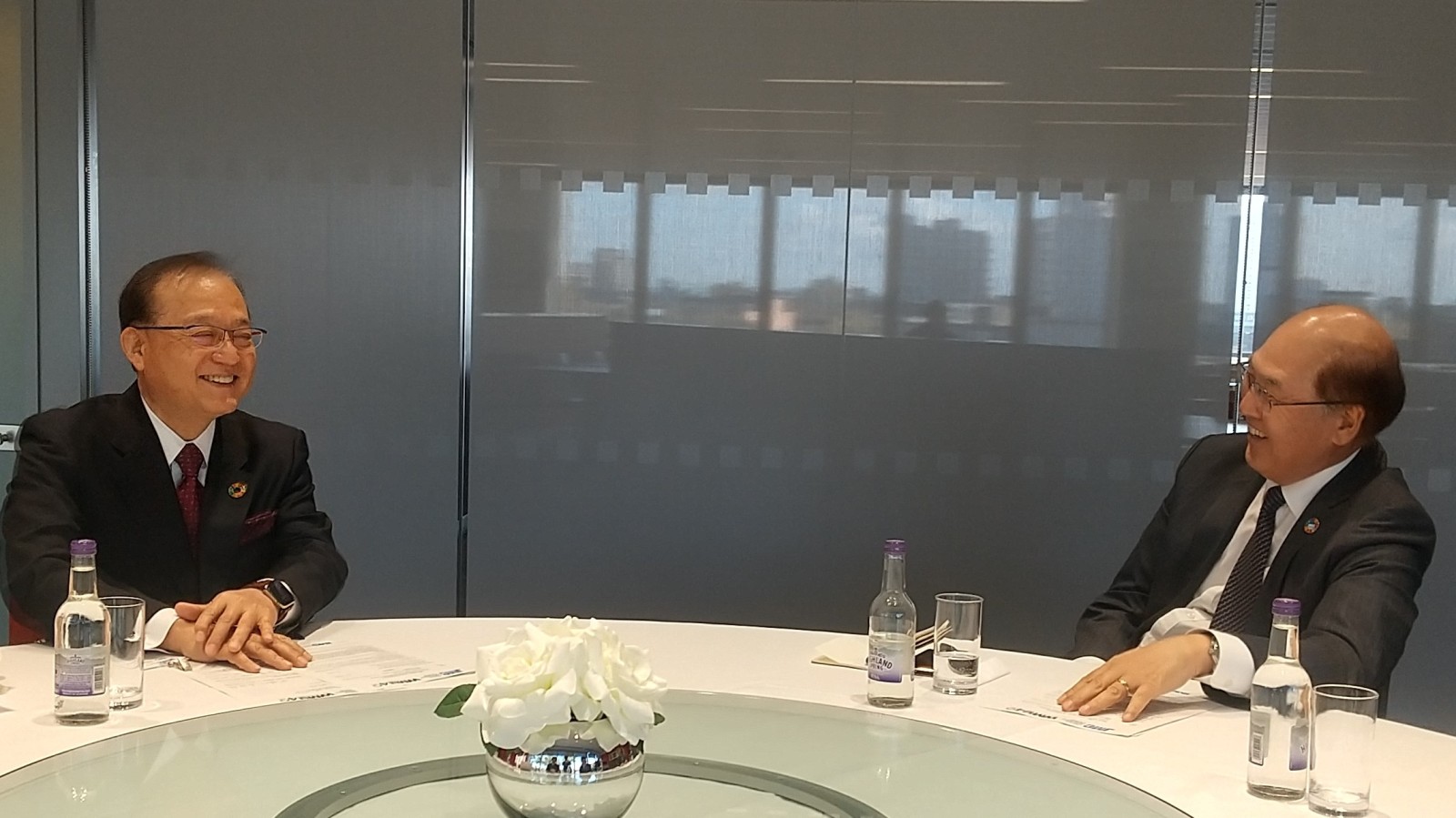 面談風景(左:宿利会長、右:キータック・リム事務局長)