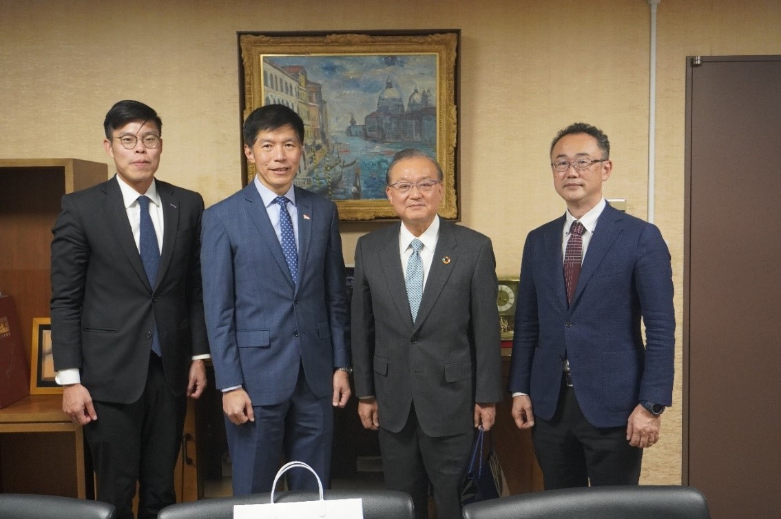 左から蔡贤义（Darrel Chua）参事官、王永泉大使、宿利会長、中村上席研究員
