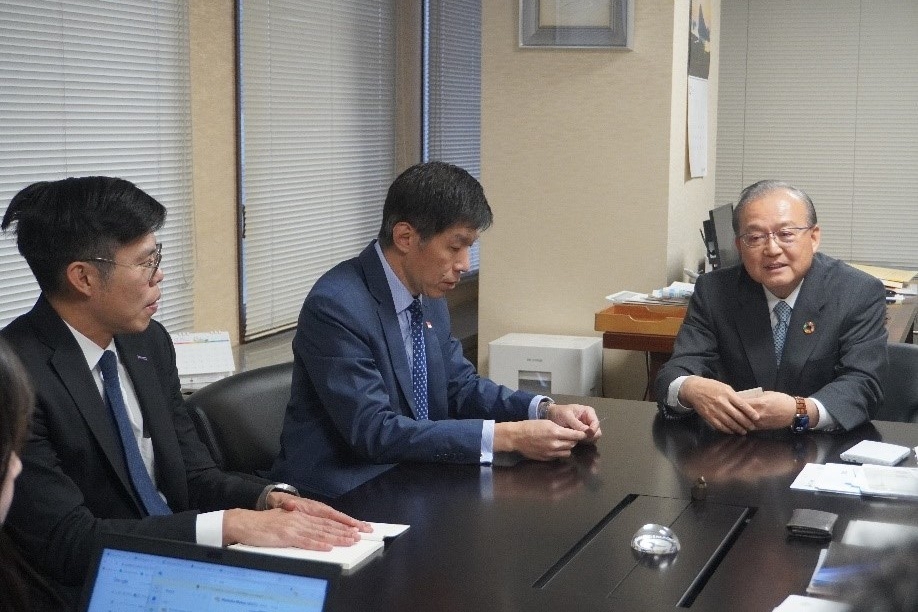 From the left,<br />
Mr Darrel CHUA, Counsellor, the Embassy of Singapore<br />
H.E. Mr ONG Eng Chuan, Ambassador of Singapore<br />
Mr Masafumi SHUKURI, Chair of Japan Maritime Center