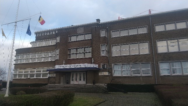 アントワープ海事学校ビル概観（写真左をブリッジとして船を模している。）