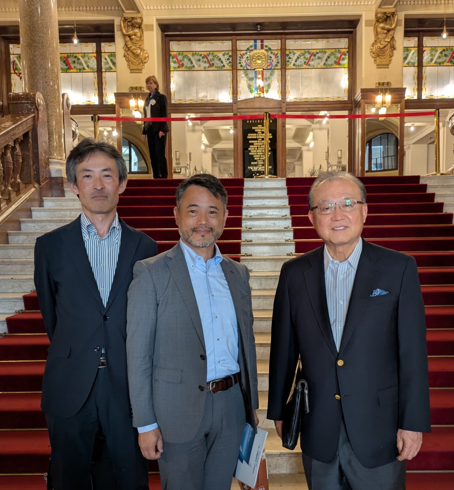 Center: Associate Professor Hosoda, Right: Chairman Sukuri, Left: Senior Researcher Nomura
