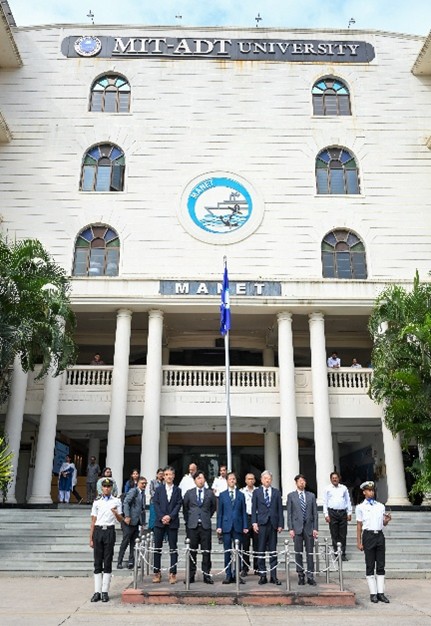 MANET校舎正面広場での歓迎式典