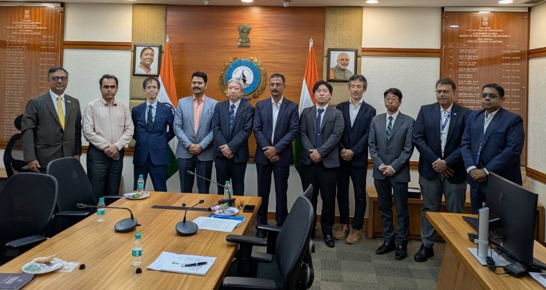 海運総局会議室にて：Shingh Bisen副局長（左から6人目）、野村上席研究員（右から4人目）