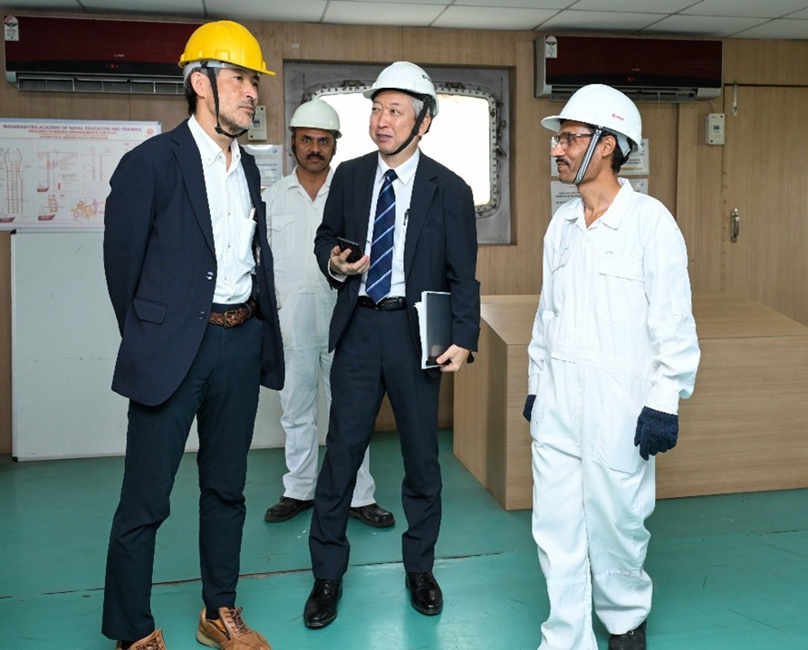 吉田首席海技試験官（右から2人目）と施設設備の点検