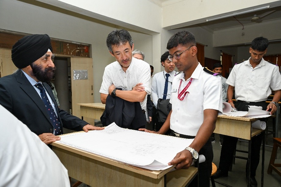 製図の授業を見学