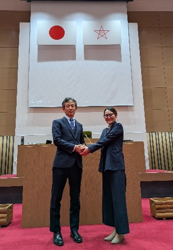 阿部のぞみ委員長（右）と長崎市議会議場にて