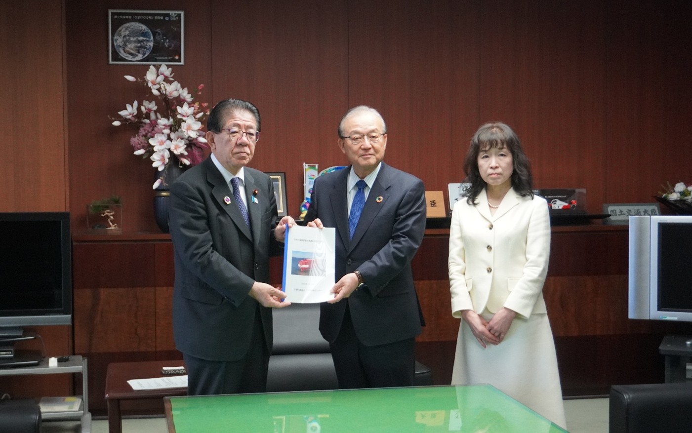 左から金子大臣、宿利会長、河野教授