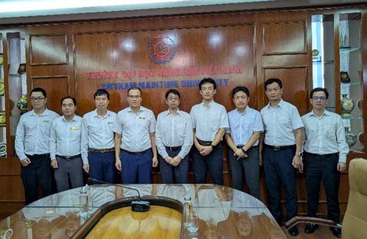 ベトナム海事大学副学長（左から4人目）以下との意見交換