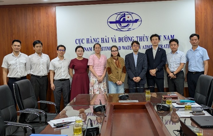 ベトナム海事水路庁の国際協力局長Ha氏（右から5人目）以下との意見交換