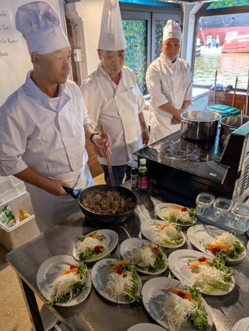 ハイフォンポリテクニクでの日本食調理実習風景