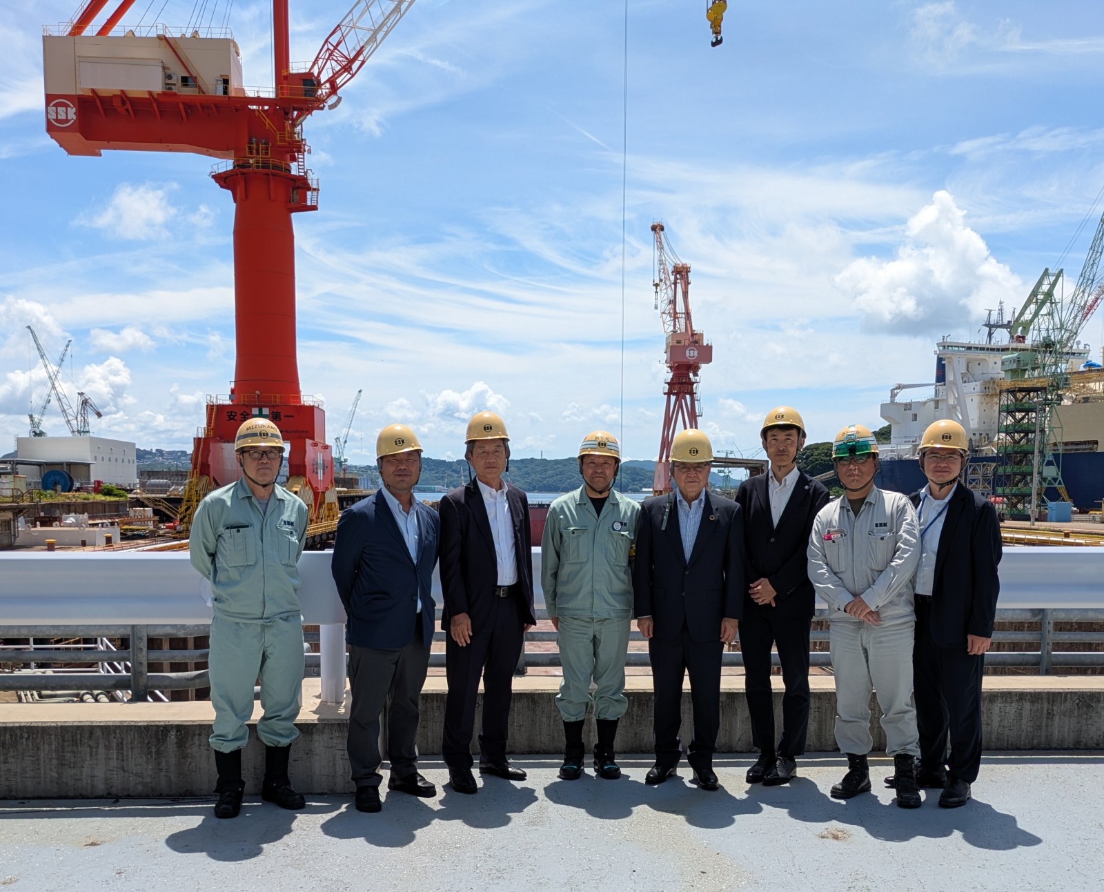 SSKの第6ドックにて<br />
奥田代表取締役（左から4人目）、宿利会長（同5人目）
