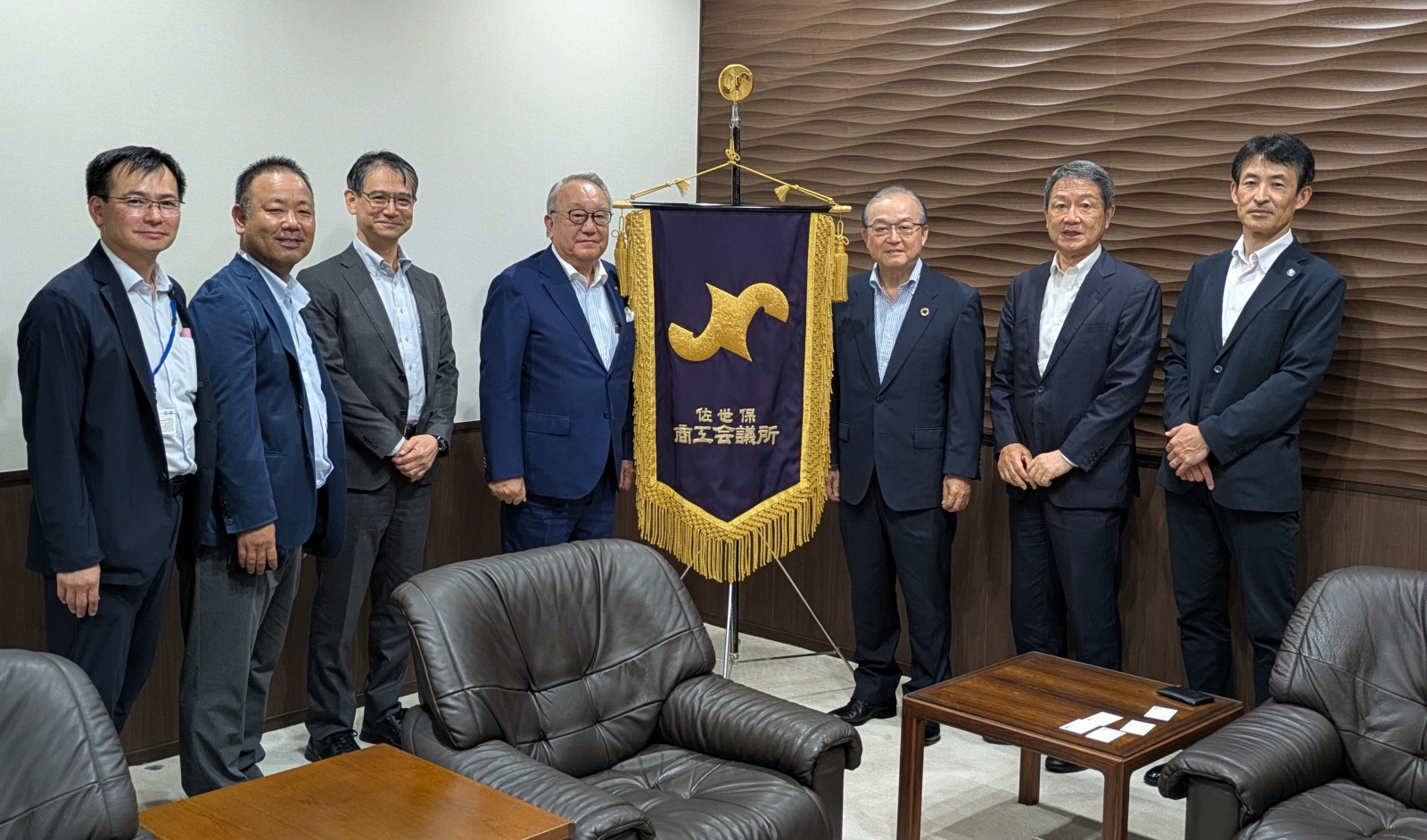 佐世保商工会議所<br />
金子会頭（左から4人目）、宿利会長（右から3人目）