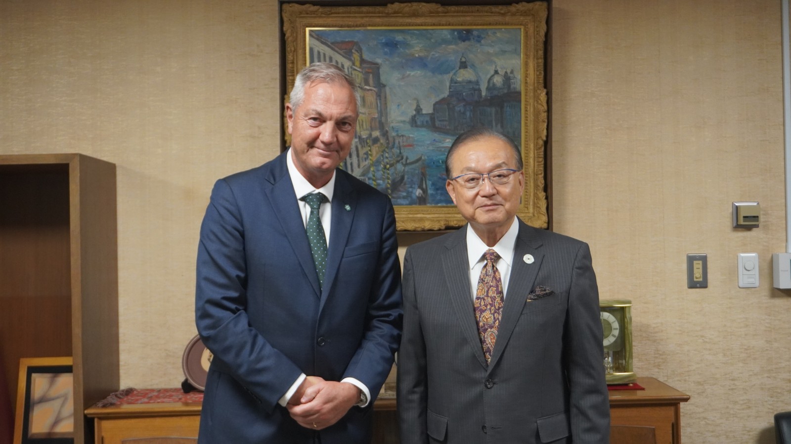 IOPCFシバトセン事務局長（左）、宿利会長