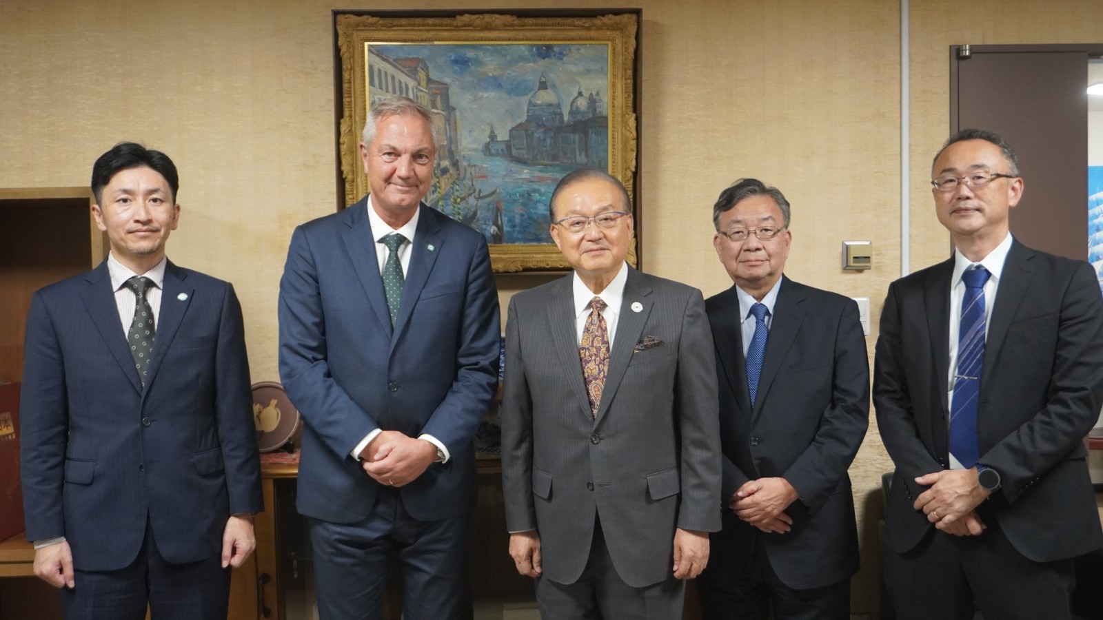 左からIOPCF奥川受取量報告マネージャー、IOPCFシバトセン事務局長、宿利会長、大須賀参与、中村上席研究員