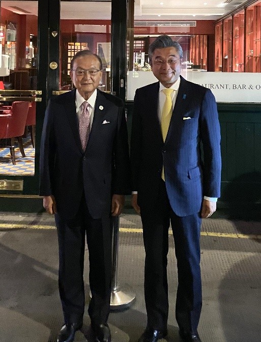 左：宿利会長、右：駐英国鈴木大使